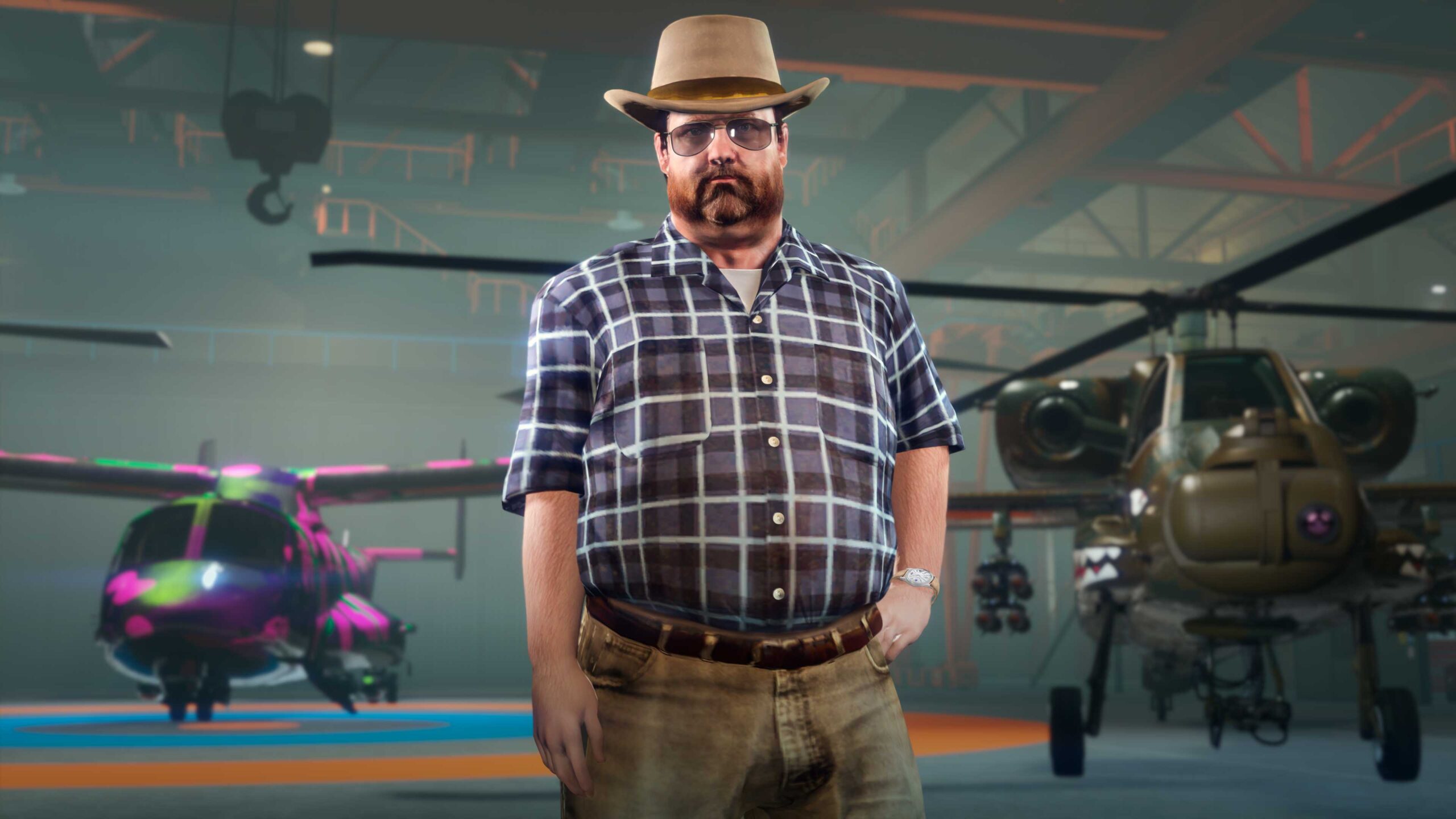 Rooster McCraw em um hangar, na frente de dois helicópteros híbridos personalizados.