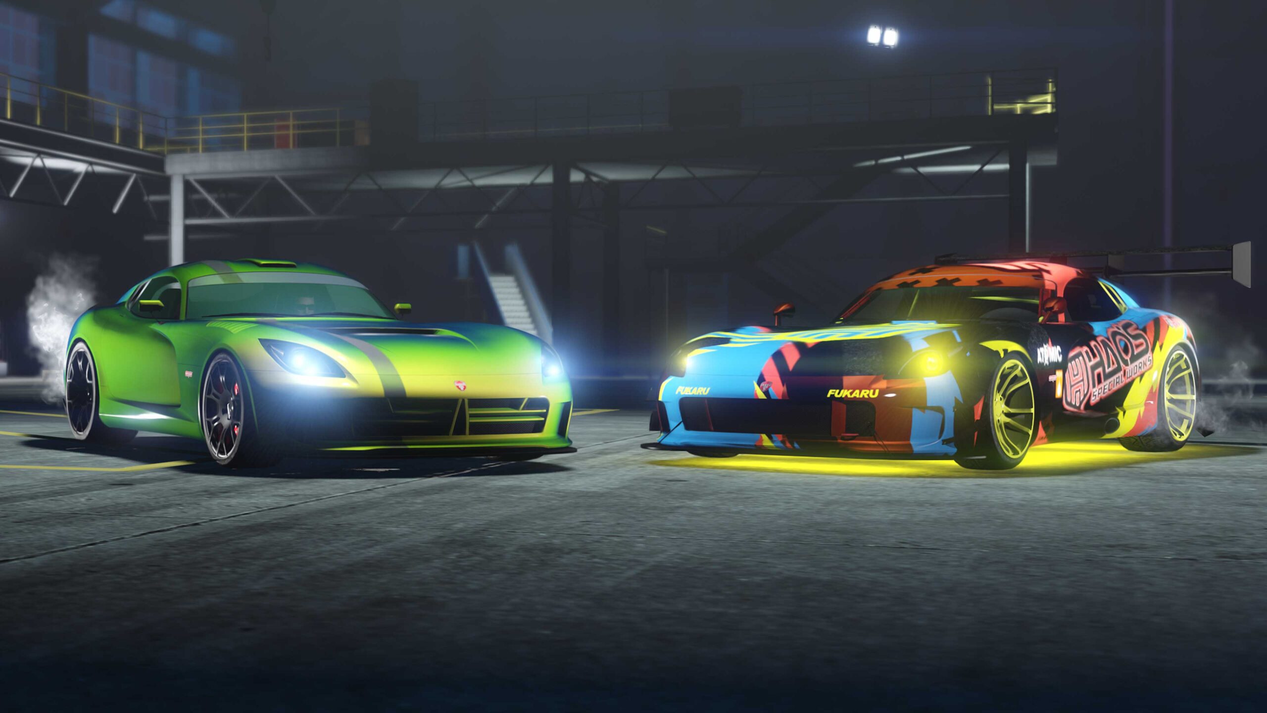 Duas variantes do Bravado Banshee GTS estacionadas lado a lado. À esquerda, na cor verde metálico com listra verde-escura na parte superior, levemente à lateral do centro, do capô à traseira. À direita, com estampa abstrata azul e vermelha e rodas amarelas, holofotes amarelo-claro e luz inferior neon.